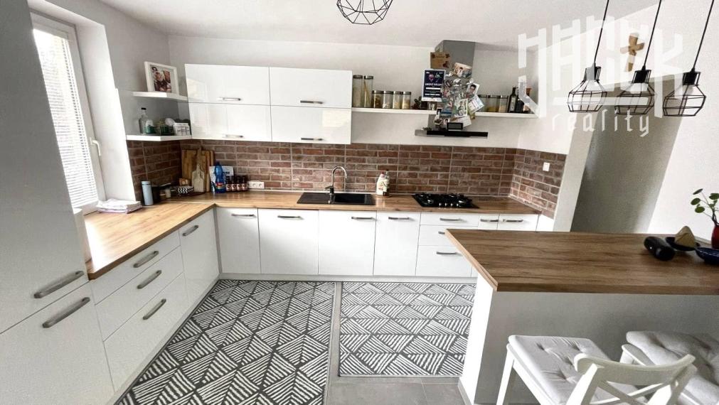 PRIESTRANNÝ RODINNÝ DOM NA SKOK OD CENTRA MESTA V JELŠOVOM