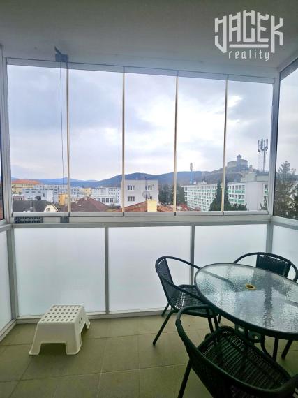 VÝNIMOČNÝ 3-IZBOVÝ BYT V CENTRE TRENČÍNA S 2 BALKÓNMI A PARKOVANÍM VO DVORE