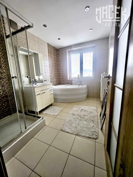 VÝNIMOČNÝ 3-IZBOVÝ BYT V CENTRE TRENČÍNA S 2 BALKÓNMI A PARKOVANÍM VO DVORE