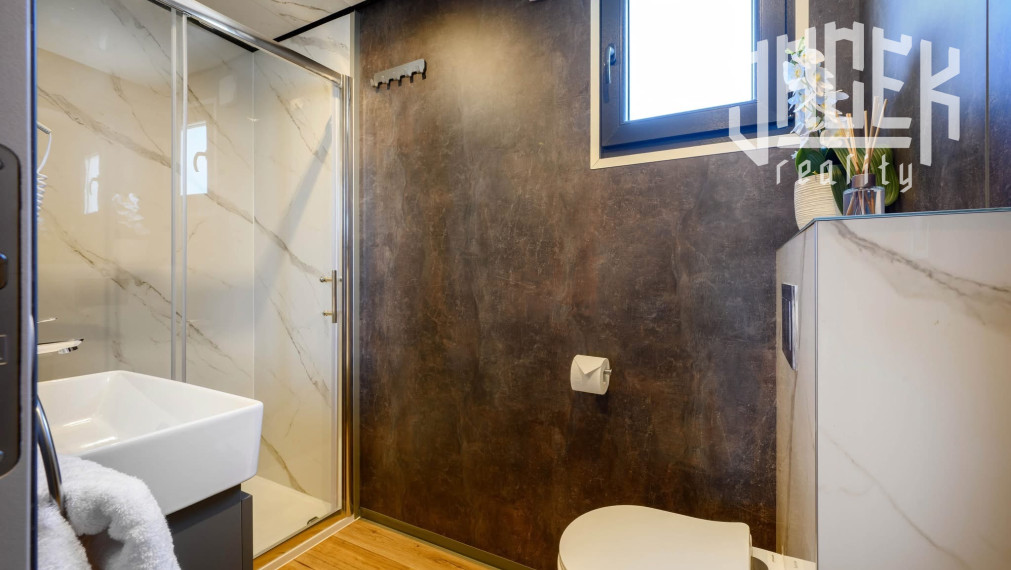 NEODOLATEĽNÝ MOBILNÝ DOM V DRAGE V CHORVÁTSKU