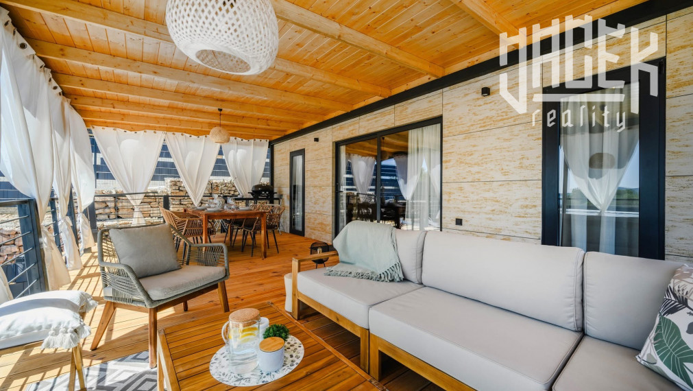 LUXUSNÝ MOBILNÝ DOM V DRAGE V CHORVÁTSKU S VEĽKOU TERASOU