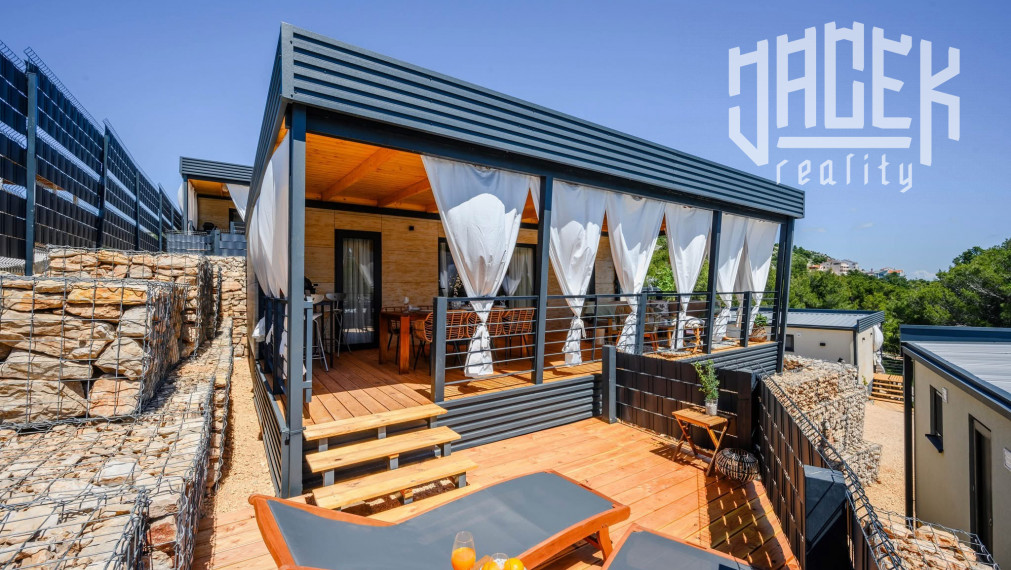 LUXUSNÝ MOBILNÝ DOM V DRAGE V CHORVÁTSKU S VEĽKOU TERASOU