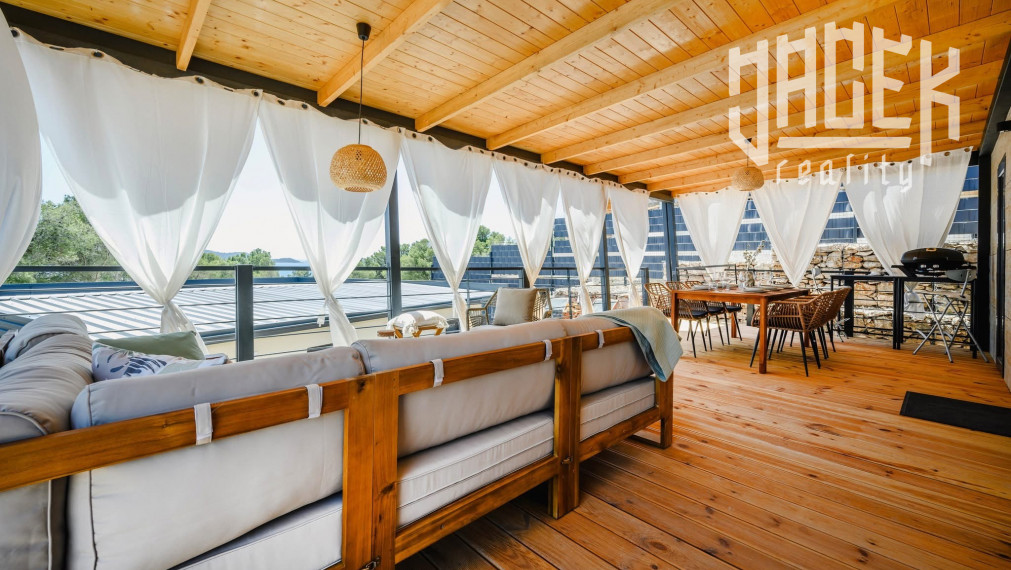 LUXUSNÝ MOBILNÝ DOM V DRAGE V CHORVÁTSKU S VEĽKOU TERASOU