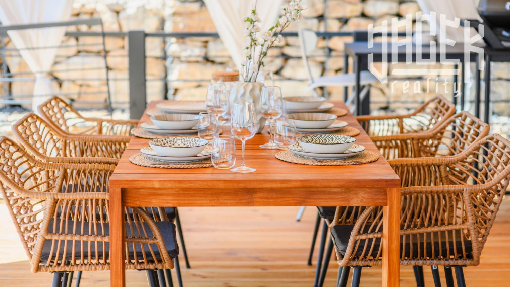 LUXUSNÝ MOBILNÝ DOM V DRAGE V CHORVÁTSKU S VEĽKOU TERASOU