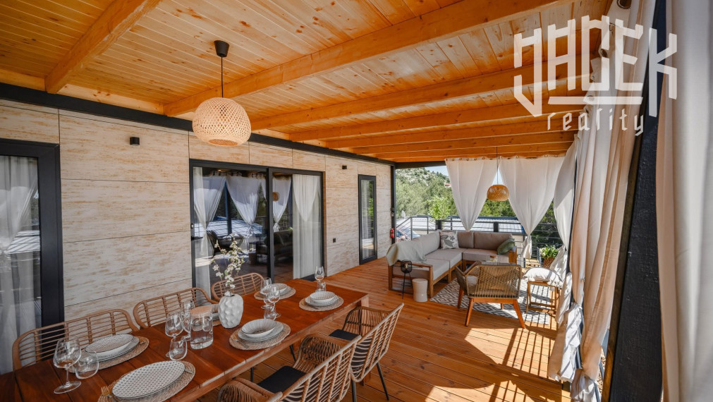 LUXUSNÝ MOBILNÝ DOM V DRAGE V CHORVÁTSKU S VEĽKOU TERASOU