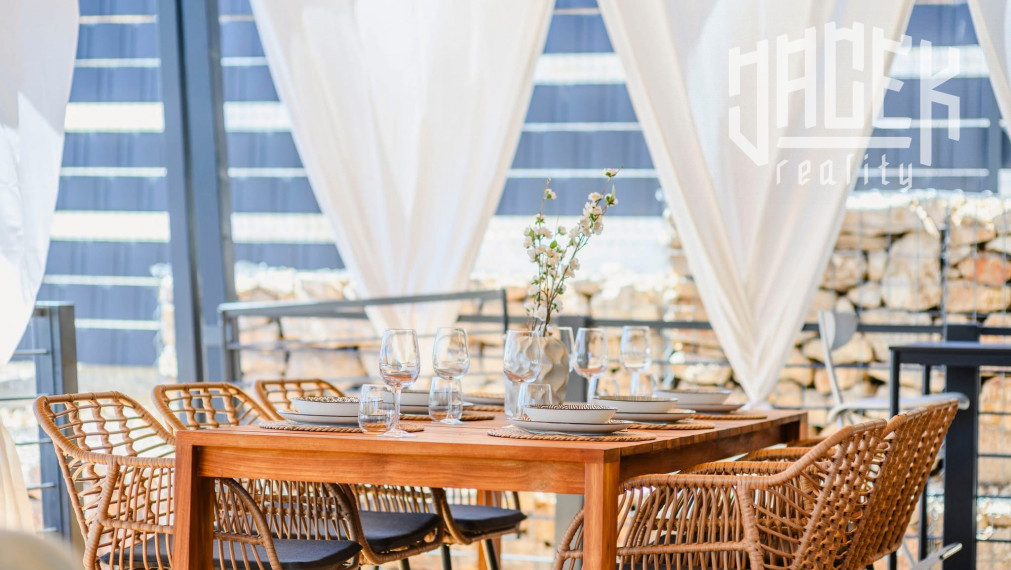 LUXUSNÝ MOBILNÝ DOM V DRAGE V CHORVÁTSKU S VEĽKOU TERASOU