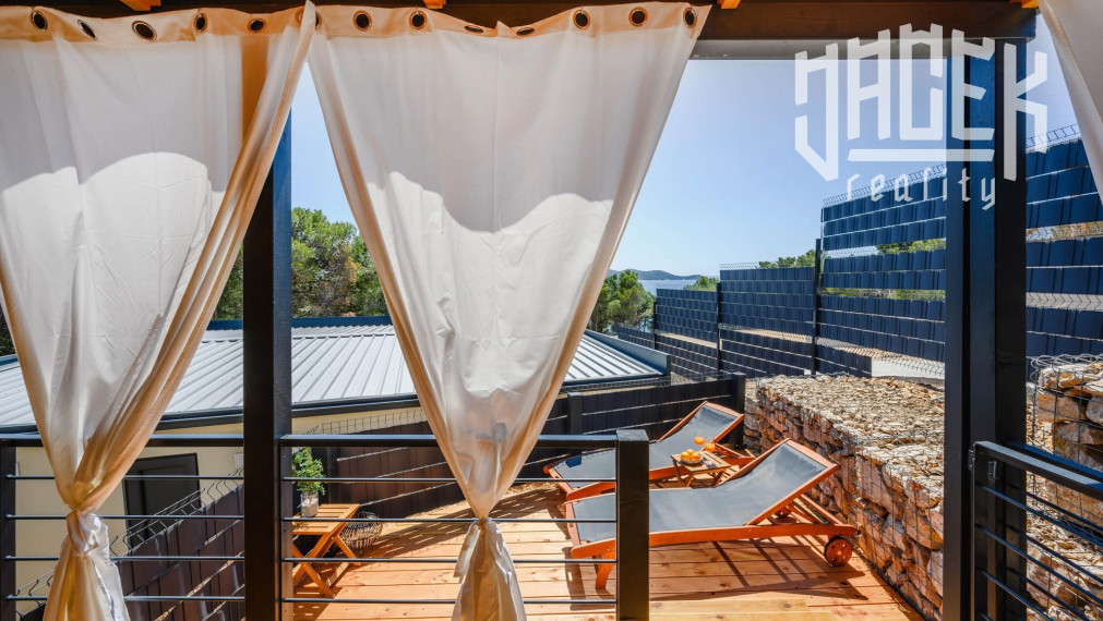 LUXUSNÝ MOBILNÝ DOM V DRAGE V CHORVÁTSKU S VEĽKOU TERASOU