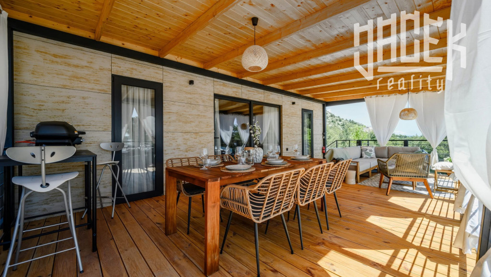 LUXUSNÝ MOBILNÝ DOM V DRAGE V CHORVÁTSKU S VEĽKOU TERASOU