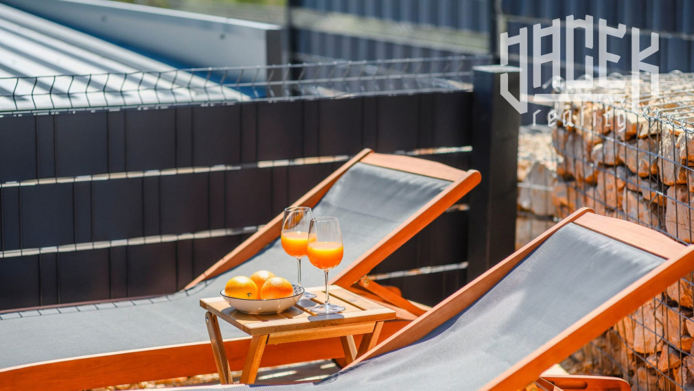 LUXUSNÝ MOBILNÝ DOM V DRAGE V CHORVÁTSKU S VEĽKOU TERASOU