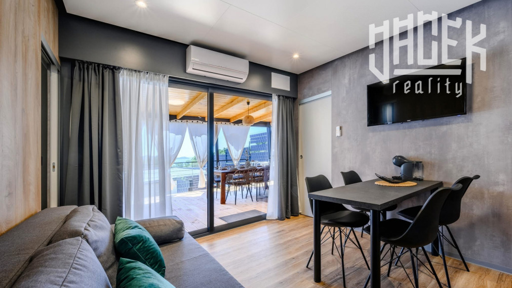 LUXUSNÝ MOBILNÝ DOM V DRAGE V CHORVÁTSKU S VEĽKOU TERASOU