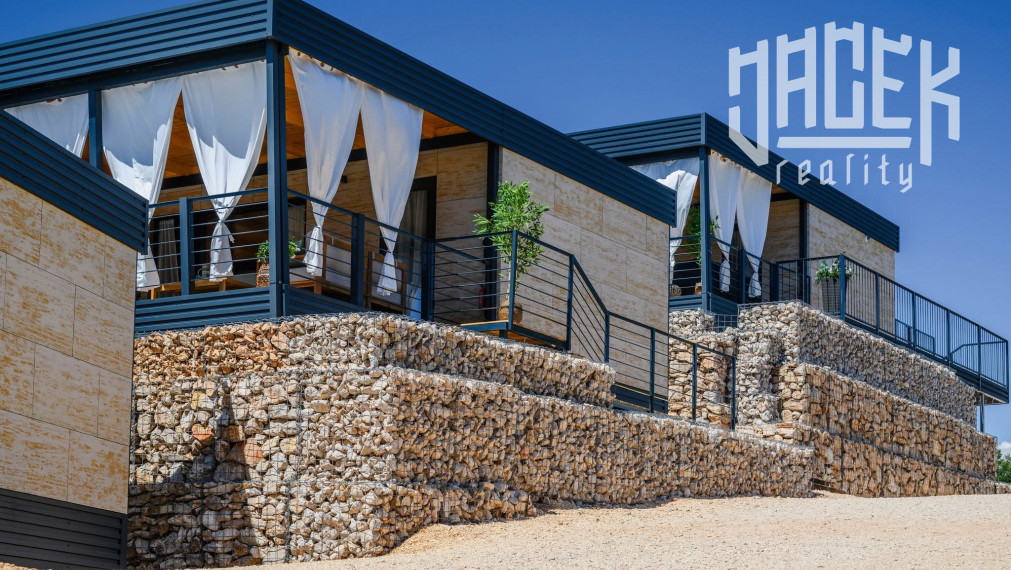 LUXUSNÝ MOBILNÝ DOM V DRAGE V CHORVÁTSKU S VEĽKOU TERASOU