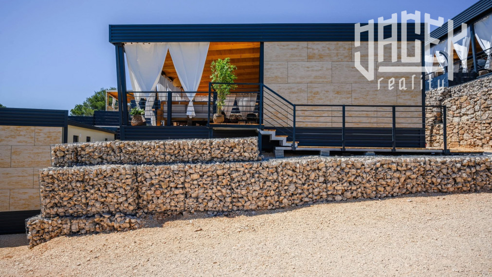 LUXUSNÝ MOBILNÝ DOM V DRAGE V CHORVÁTSKU S VEĽKOU TERASOU