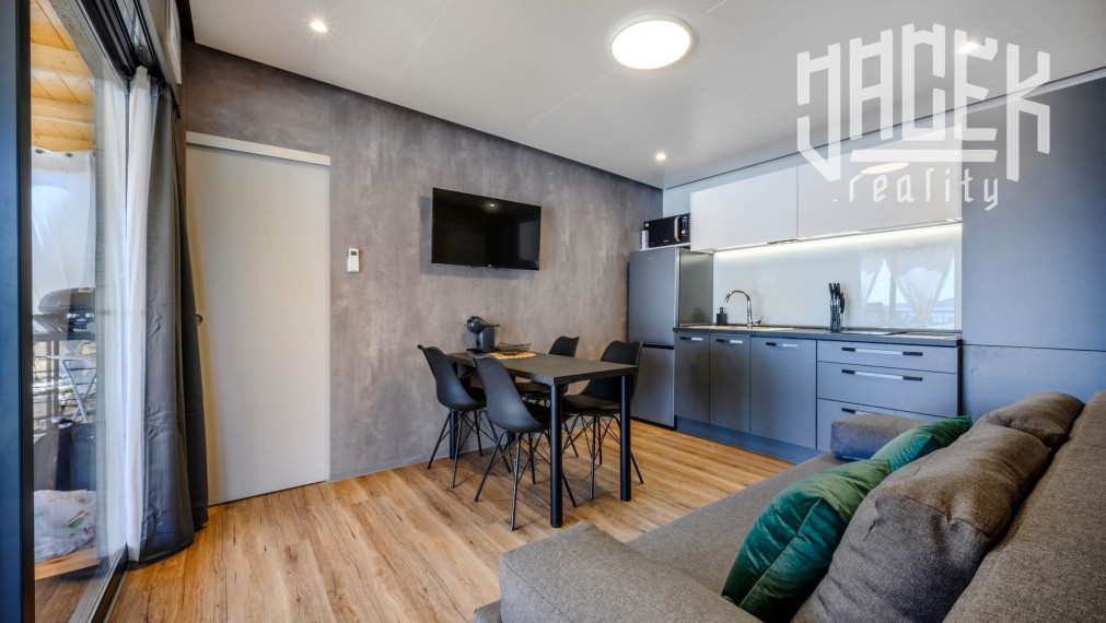 LUXUSNÝ MOBILNÝ DOM V DRAGE V CHORVÁTSKU S VEĽKOU TERASOU