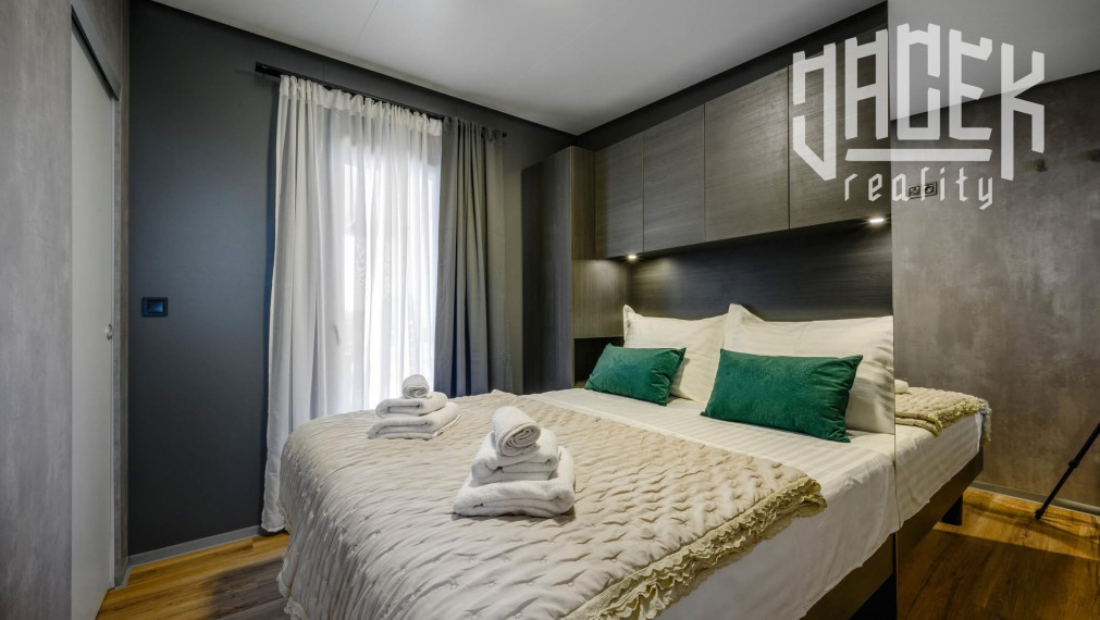 LUXUSNÝ MOBILNÝ DOM V DRAGE V CHORVÁTSKU S VEĽKOU TERASOU