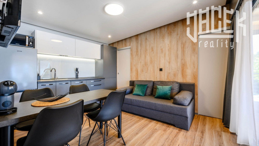 LUXUSNÝ MOBILNÝ DOM V DRAGE V CHORVÁTSKU S VEĽKOU TERASOU