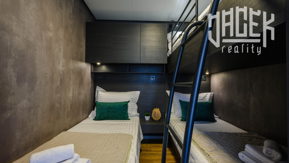 LUXUSNÝ MOBILNÝ DOM V DRAGE V CHORVÁTSKU S VEĽKOU TERASOU