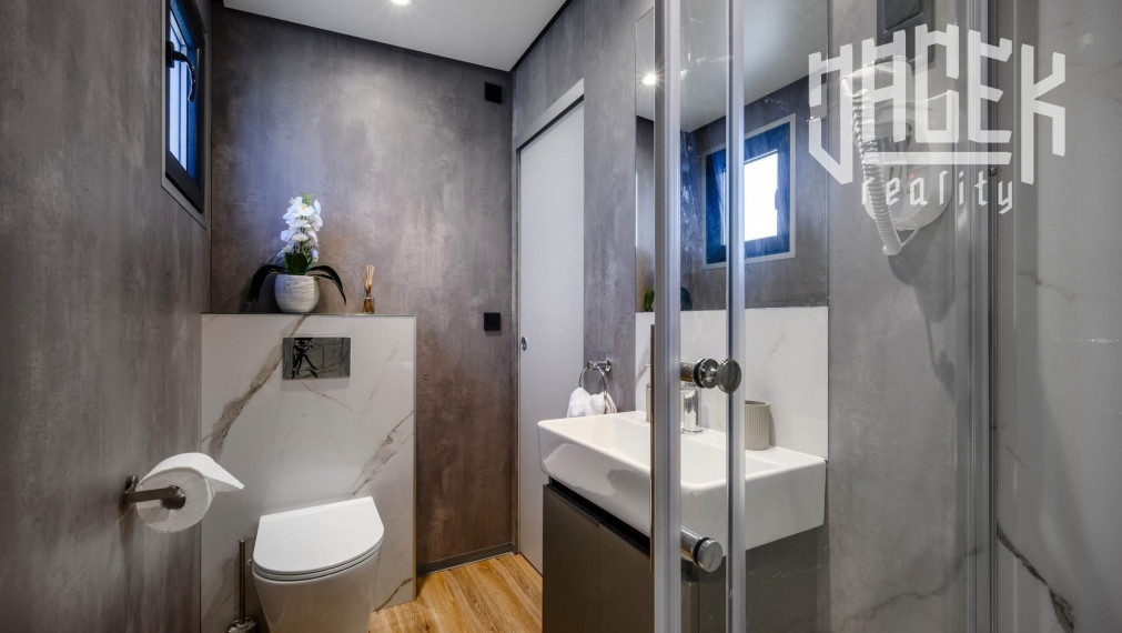 LUXUSNÝ MOBILNÝ DOM V DRAGE V CHORVÁTSKU S VEĽKOU TERASOU