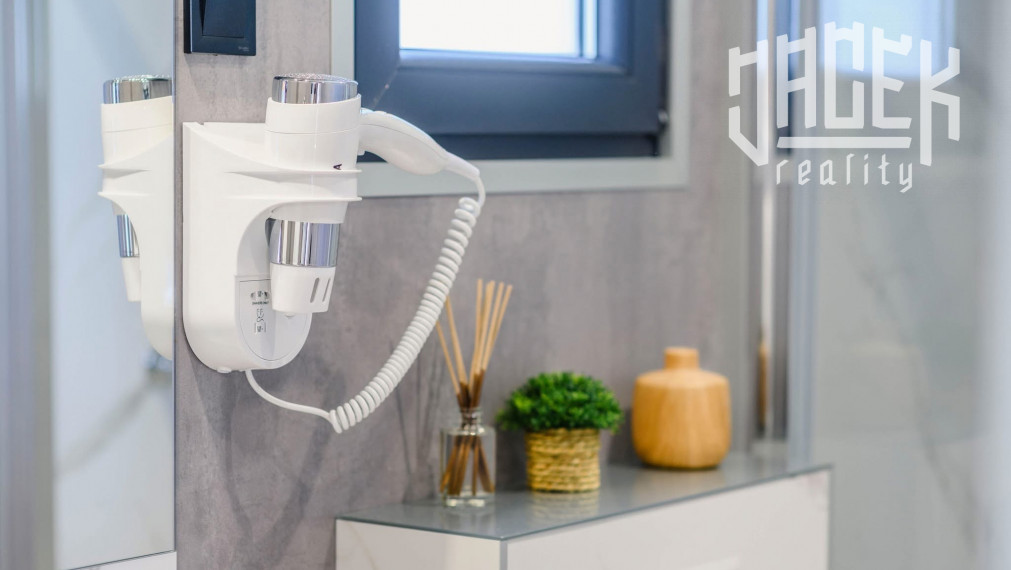 LUXUSNÝ MOBILNÝ DOM V DRAGE V CHORVÁTSKU S VEĽKOU TERASOU