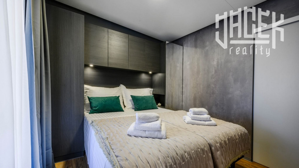 LUXUSNÝ MOBILNÝ DOM V DRAGE V CHORVÁTSKU S VEĽKOU TERASOU