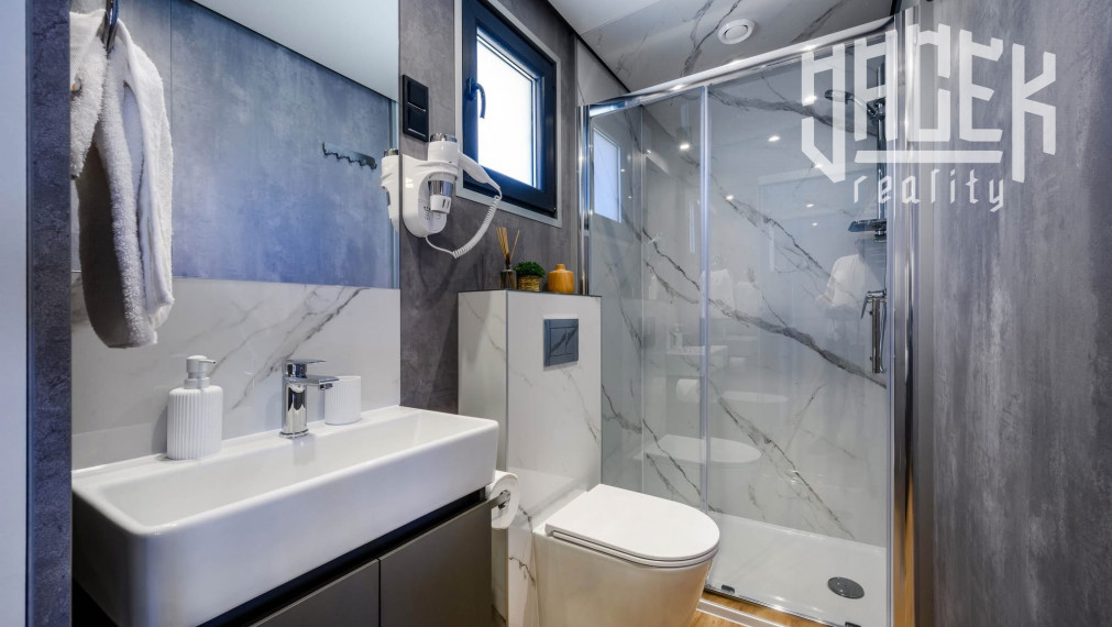 LUXUSNÝ MOBILNÝ DOM V DRAGE V CHORVÁTSKU S VEĽKOU TERASOU