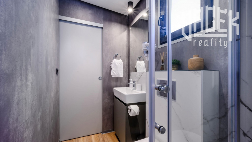 LUXUSNÝ MOBILNÝ DOM V DRAGE V CHORVÁTSKU S VEĽKOU TERASOU