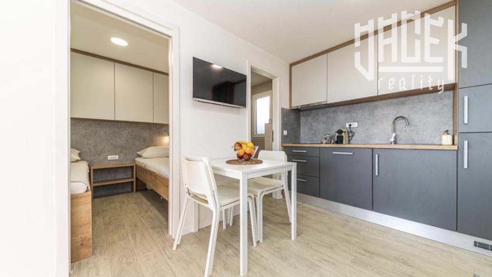 KRÁSNÝ MOBILNÝ DOM S NEODOLATEĽNÝM VÝHĽADOM NA MORE S HISTÓRIOU A SKVELÝM HODNOTENÍM