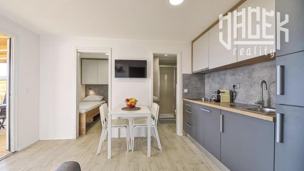 KRÁSNÝ MOBILNÝ DOM S NEODOLATEĽNÝM VÝHĽADOM NA MORE S HISTÓRIOU A SKVELÝM HODNOTENÍM