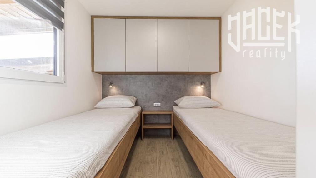 KRÁSNÝ MOBILNÝ DOM S NEODOLATEĽNÝM VÝHĽADOM NA MORE S HISTÓRIOU A SKVELÝM HODNOTENÍM