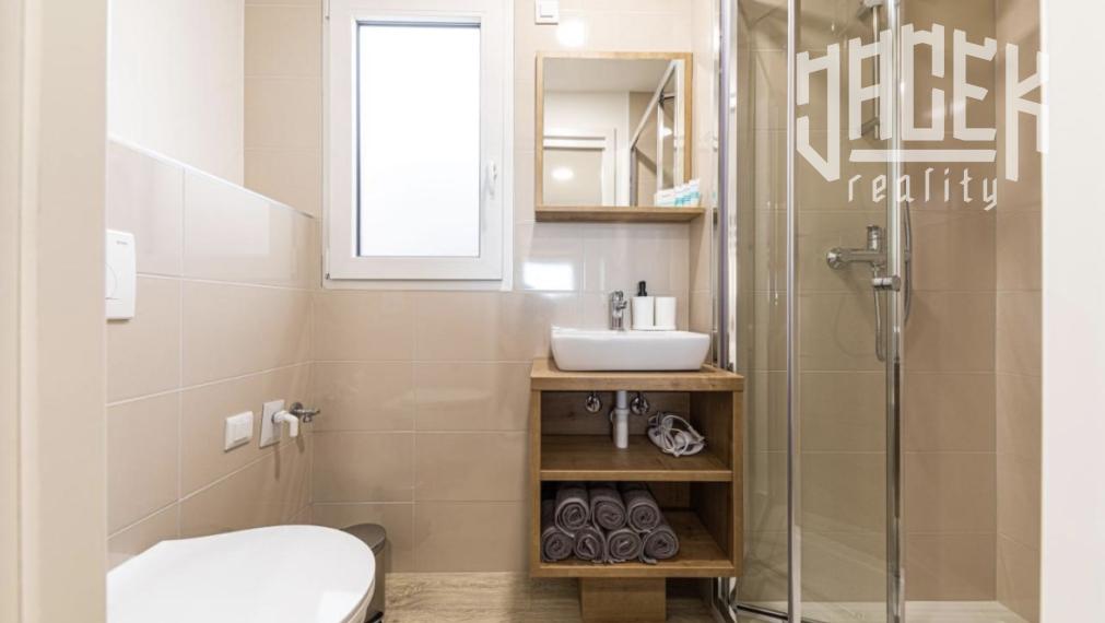 KRÁSNÝ MOBILNÝ DOM S NEODOLATEĽNÝM VÝHĽADOM NA MORE S HISTÓRIOU A SKVELÝM HODNOTENÍM