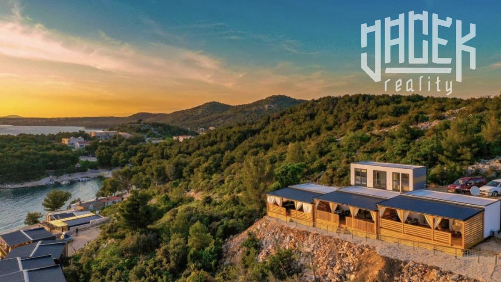 KRÁSNÝ MOBILNÝ DOM S NEODOLATEĽNÝM VÝHĽADOM NA MORE S HISTÓRIOU A SKVELÝM HODNOTENÍM