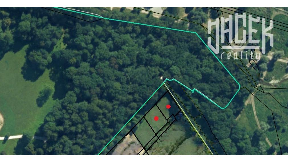 ATRAKTÍVNY SLNEČNÝ POZEMOK PRI LESÍKU NA LEDNICKÝCH ROVNIACH