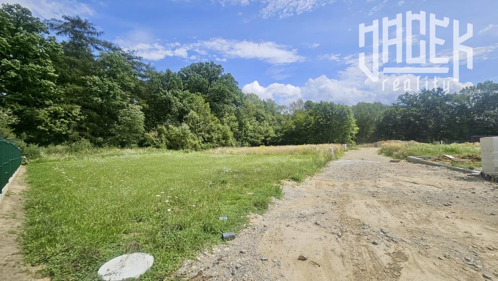 ATRAKTÍVNY SLNEČNÝ POZEMOK PRI LESÍKU NA LEDNICKÝCH ROVNIACH