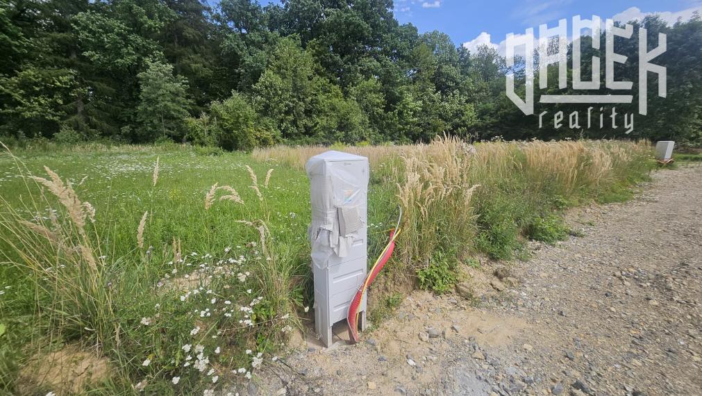 ATRAKTÍVNY SLNEČNÝ POZEMOK PRI LESÍKU NA LEDNICKÝCH ROVNIACH