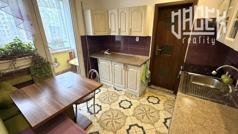 ZACHOVALÝ 3-IZBOVÝ BYT na Rozkvete, Považská Bystrica (64 m²)