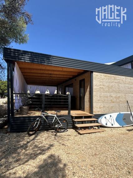 Mobilné domčeky obklopené borovicovým lesíkom v Drage - Chorvátsko