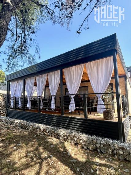 Mobilné domčeky obklopené borovicovým lesíkom v Drage - Chorvátsko