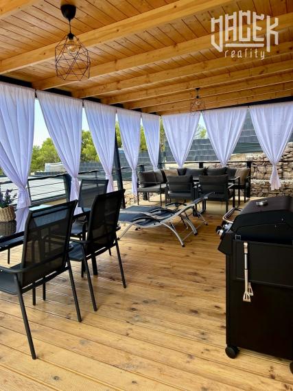 Mobilné domčeky obklopené borovicovým lesíkom v Drage - Chorvátsko