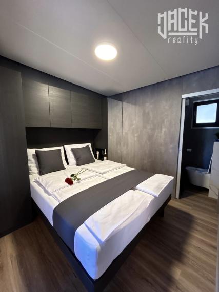 Mobilné domčeky obklopené borovicovým lesíkom v Drage - Chorvátsko