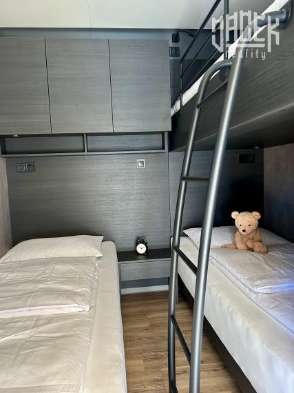 Mobilné domčeky obklopené borovicovým lesíkom v Drage - Chorvátsko