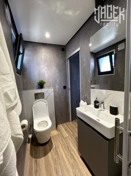 Mobilné domčeky obklopené borovicovým lesíkom v Drage - Chorvátsko