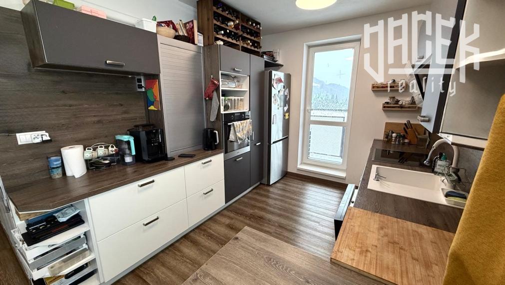 ŠTÝLOVÝ 3-IZBOVÝ BYT V NOVOSTAVBE S BALKÓNOM, VLASTNÝM KÚRENÍM A DVOJITÝM PARKOVANÍM