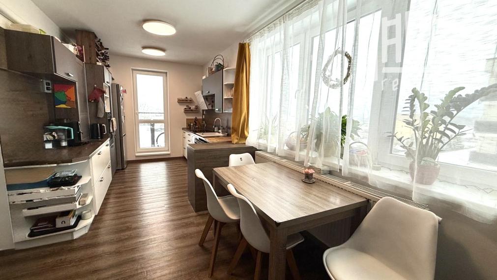 ŠTÝLOVÝ 3-IZBOVÝ BYT V NOVOSTAVBE S BALKÓNOM, VLASTNÝM KÚRENÍM A DVOJITÝM PARKOVANÍM