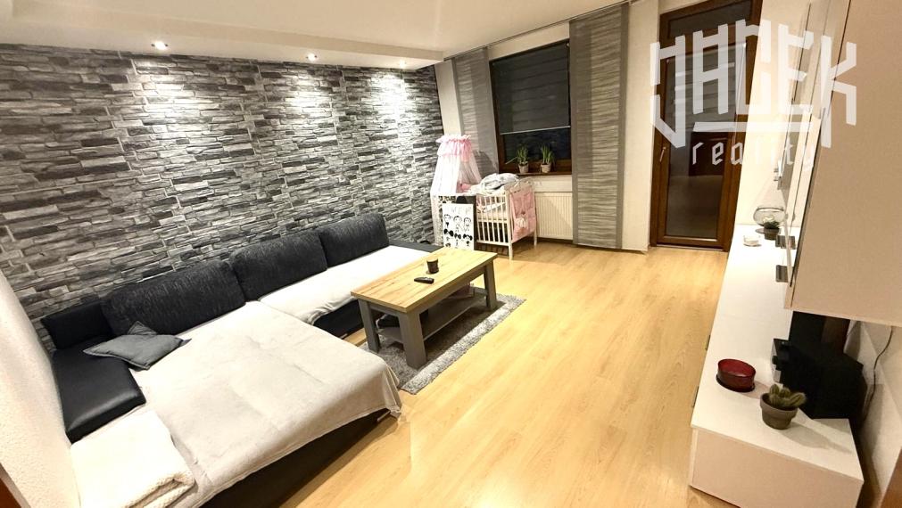 KOMPLETNE ZREKONŠTRUOVANÝ 3-IZBOVÝ BYT S LOGGIOU NA SNP – STAČÍ SA NASŤAHOVAŤ A BÝVAŤ!