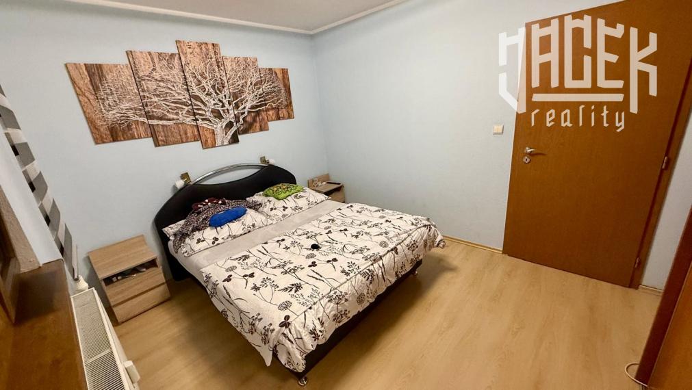 KOMPLETNE ZREKONŠTRUOVANÝ 3-IZBOVÝ BYT S LOGGIOU NA SNP – STAČÍ SA NASŤAHOVAŤ A BÝVAŤ!