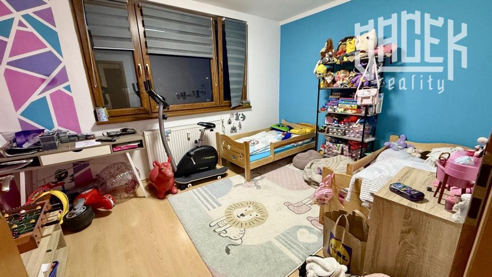 KOMPLETNE ZREKONŠTRUOVANÝ 3-IZBOVÝ BYT S LOGGIOU NA SNP – STAČÍ SA NASŤAHOVAŤ A BÝVAŤ!