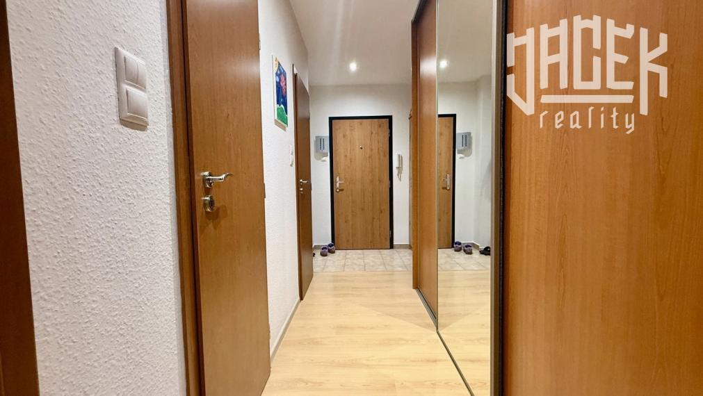 KOMPLETNE ZREKONŠTRUOVANÝ 3-IZBOVÝ BYT S LOGGIOU NA SNP – STAČÍ SA NASŤAHOVAŤ A BÝVAŤ!