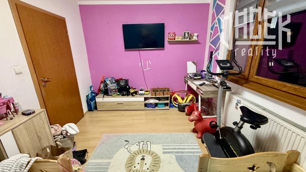 KOMPLETNE ZREKONŠTRUOVANÝ 3-IZBOVÝ BYT S LOGGIOU NA SNP – STAČÍ SA NASŤAHOVAŤ A BÝVAŤ!