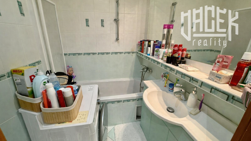 KOMPLETNE ZREKONŠTRUOVANÝ 3-IZBOVÝ BYT S LOGGIOU NA SNP – STAČÍ SA NASŤAHOVAŤ A BÝVAŤ!