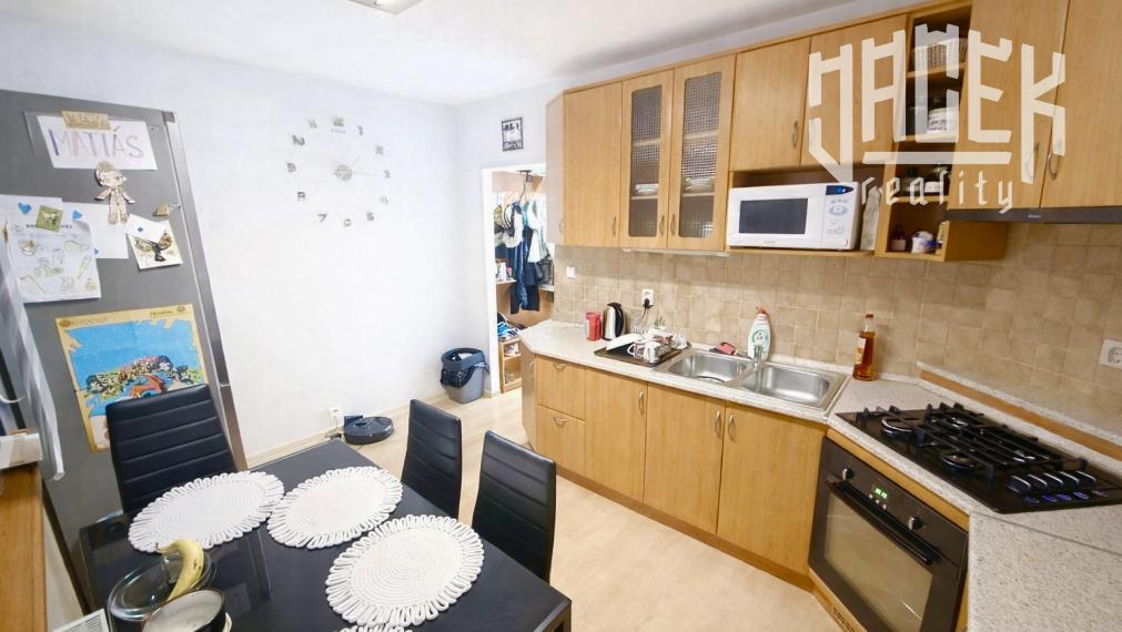 KOMPLETNE ZREKONŠTRUOVANÝ 3-IZBOVÝ BYT S LOGGIOU NA SNP – STAČÍ SA NASŤAHOVAŤ A BÝVAŤ!