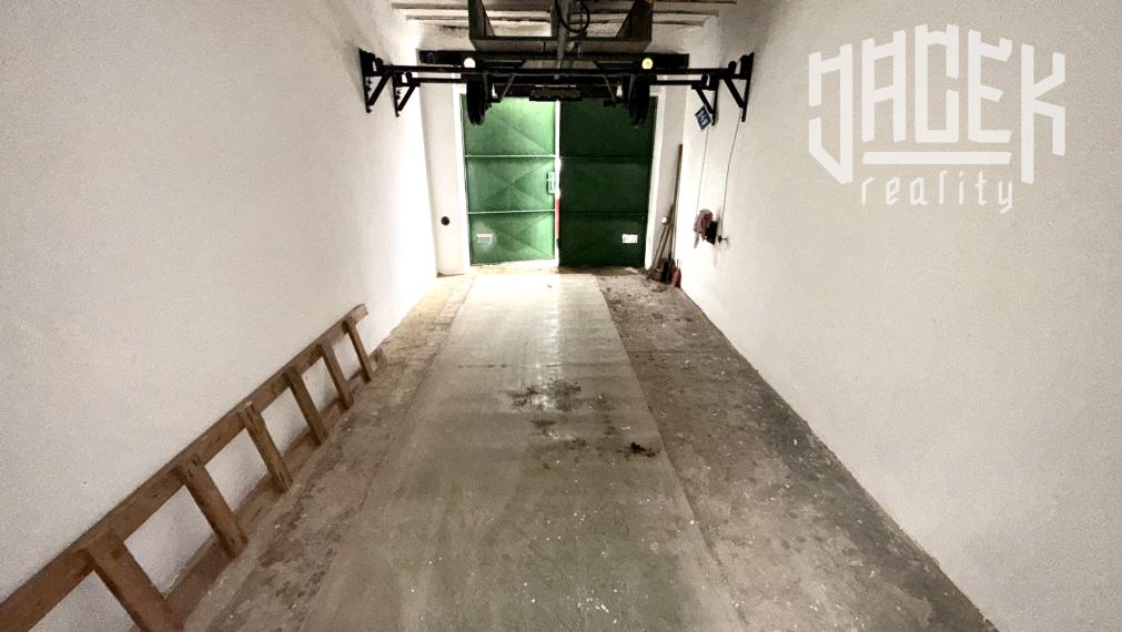 🌟 PRAKTICKÁ GARÁŽ NA ULICI SLÁDKOVIČOVA V PB 🌟